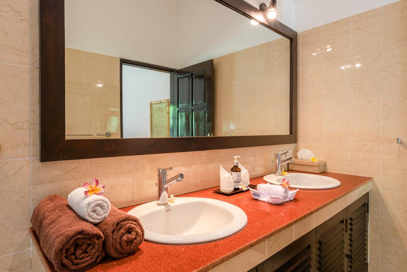 Gorgeous Beachfront Villa Lovina Banjar  Bagian luar foto