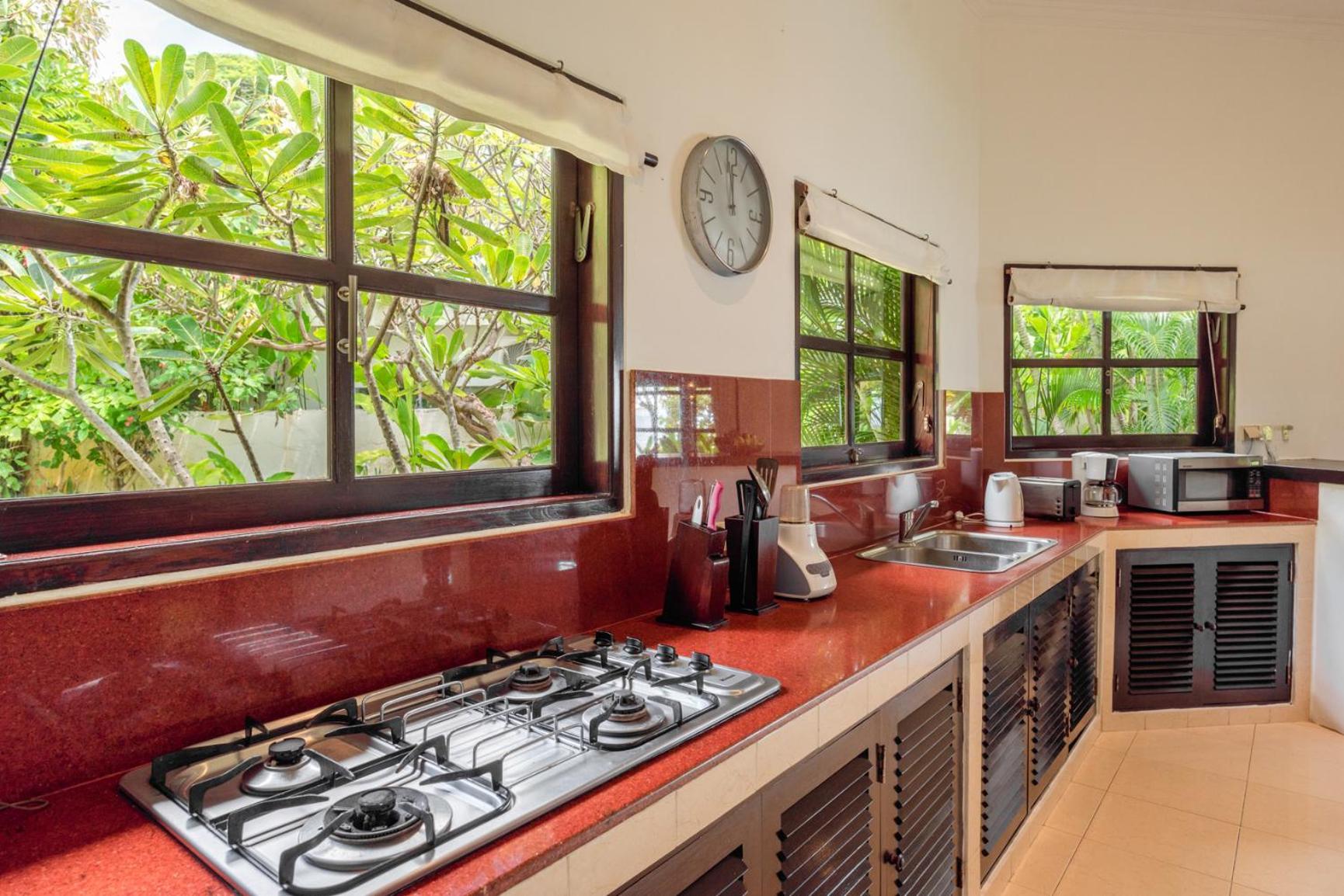 Gorgeous Beachfront Villa Lovina Banjar  Bagian luar foto